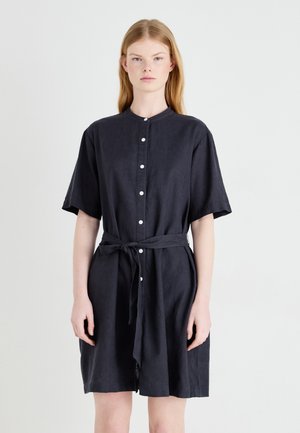 Dunkles Leinenkleid mit kurzen Ärmeln, Knopfleiste vorne und Gürtel in der Taille. Hat eine lockere Passform und eine subtile Textur.