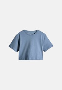 T-shirt cropped a maniche corte in cotone azzurro chiaro, con scollatura rotonda e una texture liscia. Nessun motivo o logo visibile.