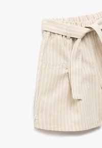 Beige raidalliset shortsit, joissa on kerätty joustovyötärö, sidontavyö ja kaksi etutaskua. Kankaan rakenne näyttää kevyeltä ja kudotulta.