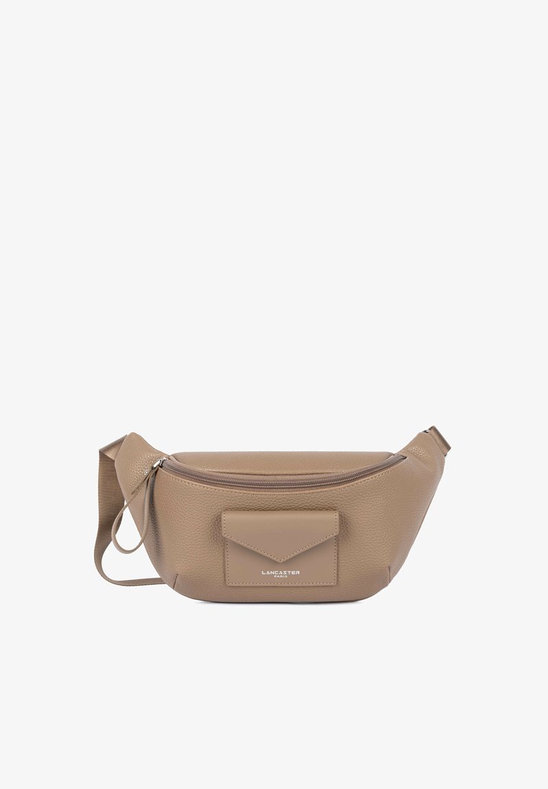 Sac banane en cuir taupe avec poche enveloppe avant et fermeture éclair, sangle réglable et logo Lancaster Paris sur la poche.