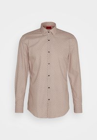 Camicia a maniche lunghe con bottoni realizzata in tessuto leggero, con un motivo geometrico in beige e marrone scuro, dotata di colletto classico e bottoni neri.