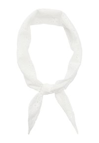 Biały bawełniany szalik z delikatnym kwiatowym haftem i mi�ękką fakturą, zawiązany w pętlę z zakończeniami w kształcie grotu.