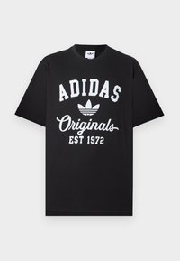 Μαύρο T-shirt Adidas Originals με λευκό λογότυπο, κείμενο "ADIDAS Originals EST 1972" και το σύμβολο trefoil στο μπροστινό μέρος.