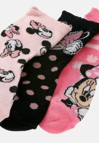 Trzy kolorowe skarpetki z twarzą Minnie Mouse i wzorami w kropki w odcieniach różu, czerni i bieli, ułożone jedna na drugiej na białym tle.
