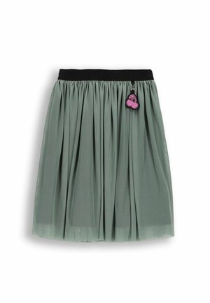 Zielona plisowana spódnica z czarnym pasem w talii i małym różowym zawieszonym ozdobą w kształcie wisienki przy talii.