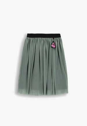 Zielona plisowana spódnica z czarnym pasem w talii i małym różowym zawieszonym ozdobą w kształcie wisienki przy talii.