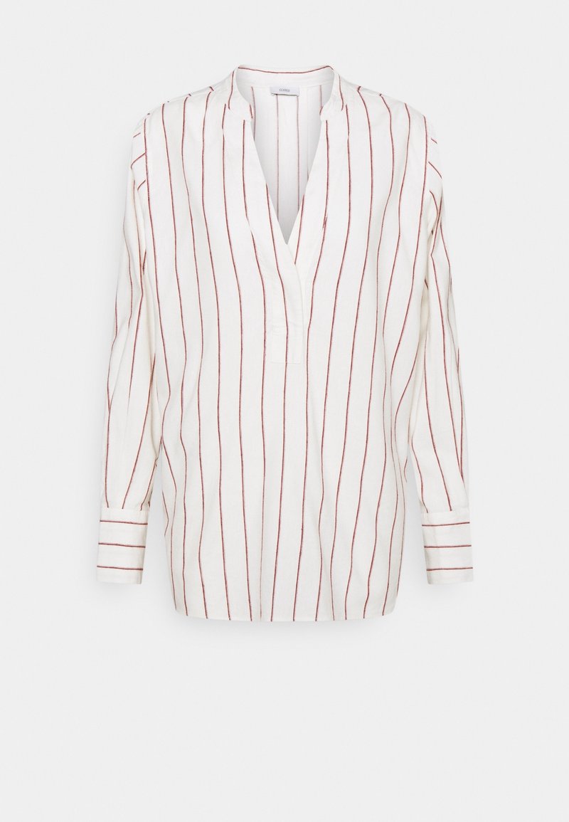 Weiße Bluse mit langen Ärmeln, vertikalen dünnen roten Streifen, gespaltenem V-Ausschnitt und geknöpften Ärmeln vor einem schlichten Hintergrund.