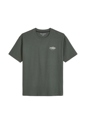 Marc O'Polo, MARC O'POLO T-SHIRT LOOSE MIT FISCH-RÜCKENPRINT   - T-shirt imprimé - mangrove