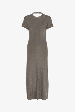 Γκρι, πλεκτό φόρεμα maxi με κοντά μανίκια και στρογγυλή λαιμόκοψη. Έχει εφαρμοστή σιλουέτα και διακριτική λαμπρότητα.