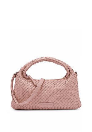 Geflochtene hellrosa Ledertasche mit gebogenem Griff, verstellbarem Schulterriemen und rechteckigem Markenlabel vorne.