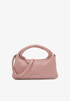 Sac à main en cuir tissé rose clair avec poignée incurvée, bandoulière réglable et étiquette de marque rectangulaire à l'avant.
