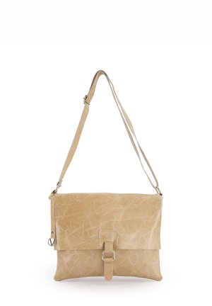 Cremefarbene Kunstlederhandtasche mit strukturierten Oberflächen, rechteckiger Form, verstellbarem Tragegurt und einem Schnallenverschluss.