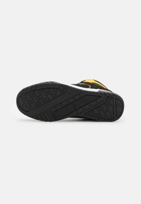 Talpa de adidași negri cu un model texturat, având un accent lateral alb și detalii galbene. Branding-ul este vizibil pe lateral. Material din cauciuc durabil.