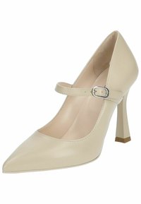 Beige Leder-Pumps mit spitzem Zehenbereich, Knöchelriemen und quadratischem Absatz. Glatte Textur und minimalistisches Design.