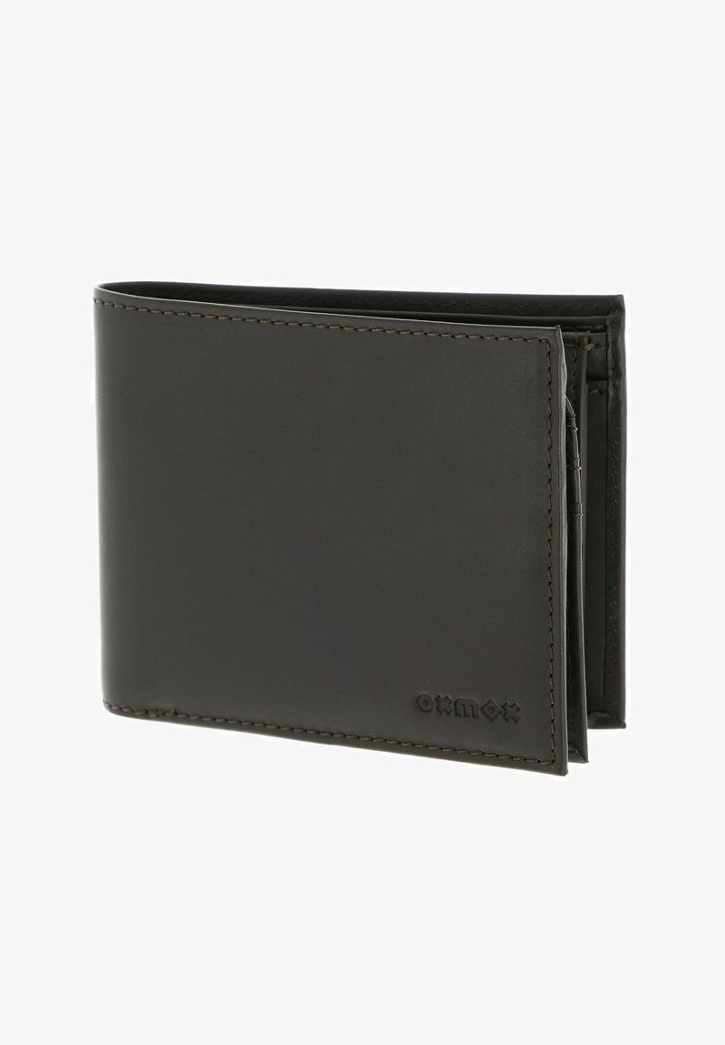 Portefeuille bifold en cuir noir avec bords cousus et logo de la marque embossé en bas à droite sur le devant, partiellement ouvert montrant les compartiments intérieurs.