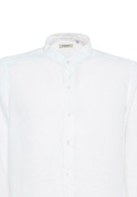 Wit linnen shirt met een Mandarin kraag, voorzien van een knoopsluiting aan de voorkant en een gladde textuur. Subtiele stikdetails langs de kraag.