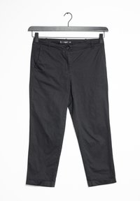 Černé, lehké bavlněné kalhoty s úzkým střihem, poutky na pásek, předními kapsami a ohrnutými manžetami. Zapínání na knoflík a zip.