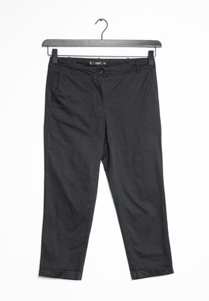 Pantalons en coton léger noirs avec une coupe ajustée, passants de ceinture, poches avant et poignets repliés. Se ferme avec un bouton et une fermeture éclair.