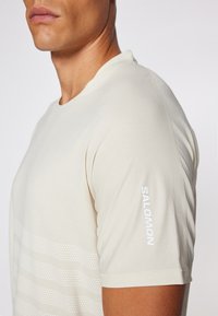 Salomon SENSE TEE - Spordi T-särk - rainy day/white
