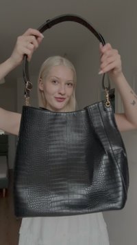 Schwarze Handtasche aus Kunstleder mit strukturiertem Krokodilmuster, abgerundetem oberen Rand, zwei Schulterriemen und goldenen Hardware-Akzenten.