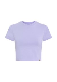 Camiseta corta de color púrpura claro con mangas cortas, escote redondo y textura suave. Presenta una pequeña etiqueta con el logo en la parte inferior izquierda.