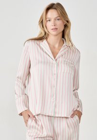 Gestreept pyjama set van zachte stof; lichtgrijs met roze strepen, bestaande uit een hemd met knoopsluiting, borstzak en loszittende broek.