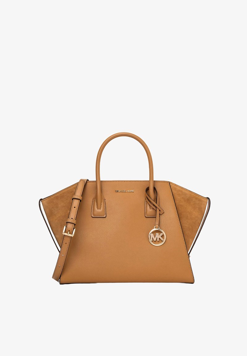 Brun læder håndtaske med struktureret design, dobbelte top-håndtag, justerbar rem og metal logo charms. Har glatte og teksturerede paneler.