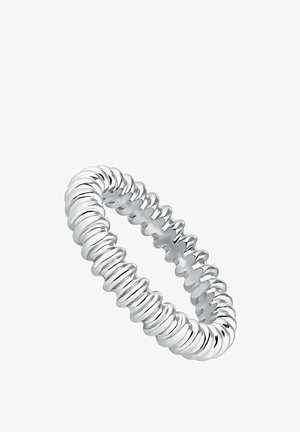 Anillo de plata con un diseño ondulado y texturizado. Forma circular con secciones acanaladas redondeadas y alternas que crean un efecto visual dinámico.