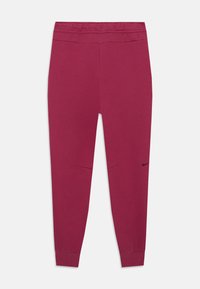 Bordové joggingové nohavice vyrobené z mäkkého materiálu. Obsahujú elastický pás, zúžené nohy, bočné vrecká a malé čierne logo na ľavej nohe.