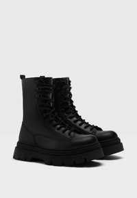 Bershka Stivaletti stringati - black