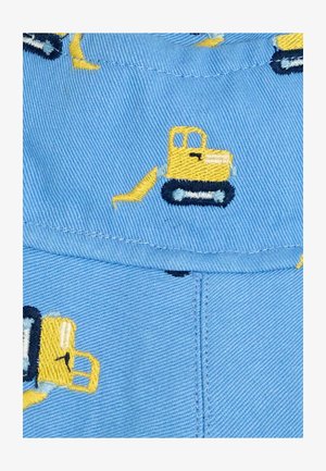 Svetlomodrá tkanina s vyšitým vzorom žltých stavebných vozidiel. Textúra je hladká s viditeľnými švovými detailmi.