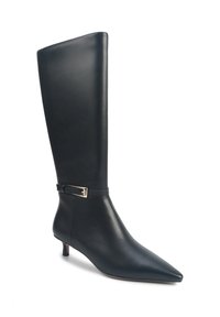 Černá kožená kotníková bota do výšky kolen s špičatou špičkou, úzkým podpatkem a zlatou sponou na kotníkovém pásku. Hladká textura a elegantní design.