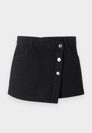 Fustă mini neagră din denim cu clapetă frontală asimetrică, trei nasturi metalici argintii, benzi pentru curea și două buzunare laterale.