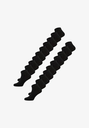 Zwanzig schwarze Knöchelsocken, angeordnet in zwei diagonalen Reihen auf weißem Hintergrund.