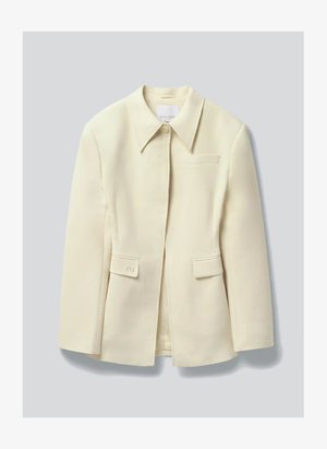 Κρεμ σακάκι με ραφές κατάλληλο για κοστούμι, με γιακά τύπου notch, κρυφή εμπρός κλείσιμο, δύο πίσω τσέπες με καπάκι και λεπτομέρεια κουμπιού, και μία στήθη τσέπη με σκέπαστρο.