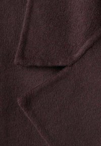 Weinroter Wollstoff mit einer weichen, strukturierten Oberfläche, die überlappende Schichten und eine glatte Oberfläche aufweist. Saubere Kanten und subtile Farbvariationen.