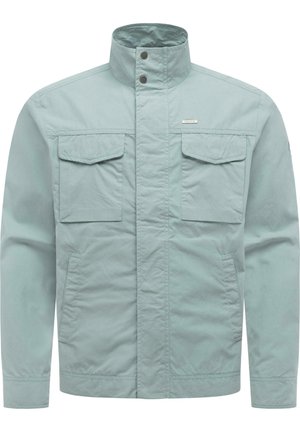 Lysegrå jakke med høj krave, forreste trykknapper, to brystlommer med klap og to sidelommer, lavet af letvægtsstof.