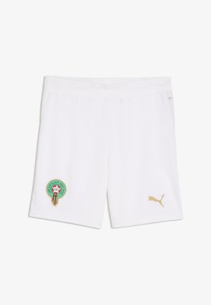 Weiße Sportshorts mit elastischem Bund, versehen mit einem grünen und roten marokkanischen Fußball-Emblem am linken Bein und einem goldenen Puma-Logo am rechten Bein.