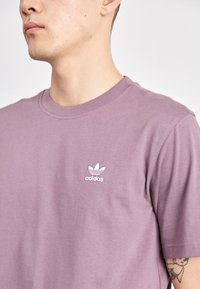adidas Originals TREFOIL ESSENTIALS - Triko s potiskem - shadow fig