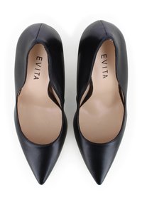 Scarpe nere in pelle con tacchi alti, punta affusolata e design con ritagli. L'interno presenta una soletta beige con il marchio "EVITA".