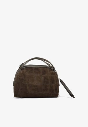 Borsa in suede marrone con forma strutturata, chiusura con zip, doppi manici superiori e etichetta staccabile. Presenta un motivo testurizzato sulla superficie.