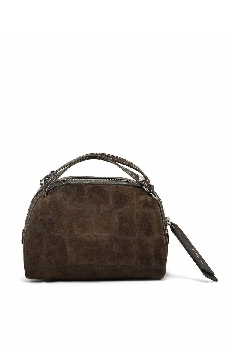 Sac à main en daim marron avec une forme structurée, fermeture éclair, double poignées supérieures et une étiquette amovible. Présente un motif texturé sur la surface.