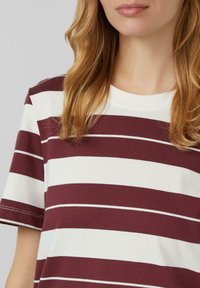 Bordeauxrood en witte gestreepte katoenen t-shirt met een ronde hals en korte mouwen, met een soepele textuur en stikseldetails.