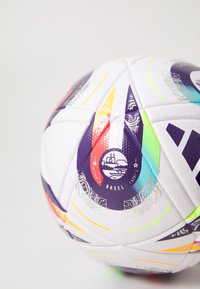 Pallone da calcio bianco con motivi geometrici multicolori, con un emblema viola etichettato "Basel" al centro, design della superficie texturizzato.