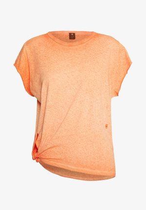 Pomarańczowo-brzoskwiniowa damska koszulka z krótkim rękawem, okrągłym dekoltem i detalem w postaci węzła po lewej stronie na dole.