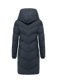 Tumši zila, līdz ceļgaliem garā pūkainā jaka ar kapuci, ar ševronu šuvēm, ribota apkakle un vienkāršs aizmugures dizains. Viegls un izolēts.