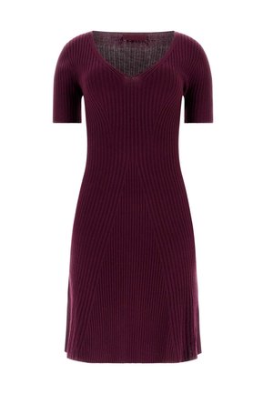 Kortermige jurk met diepe V-hals in donker bordeauxrood gebreid, met verticale geribbelde textuur en zijsplitten voor extra stijl.