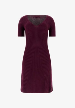 Sukienka z krótkim rękawem i głębokim dekoltem w kształcie litery V, wykonana z ciemno bordowego dzianinowego materiału, z pionową fakturą prążkowaną i rozporkami po bokach dla dodatkowego stylu.