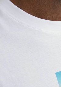 Jack & Jones JORVESTERBRO PICTURE CREW NECK - Nyomott mintás póló - bright white