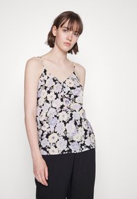 Camisola floral preta com flores em lavanda e brancas, apresentando alças finas e decote em V. Tecido leve com um corte relaxado.